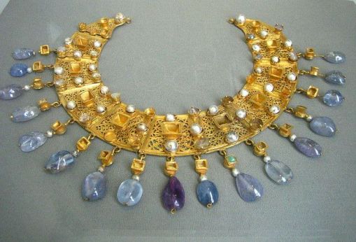 Ancient sapphire and gold necklace. Altes Museum, Berlin Byzantine Exhibition at the Royal Academy of Art.